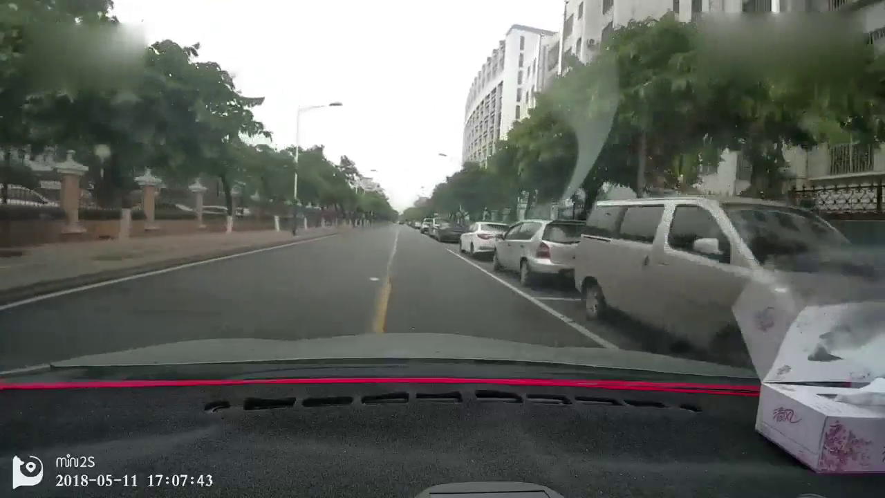 这样的家长心真大，带小孩骑电动车逆行，下一秒后悔都来不及了！