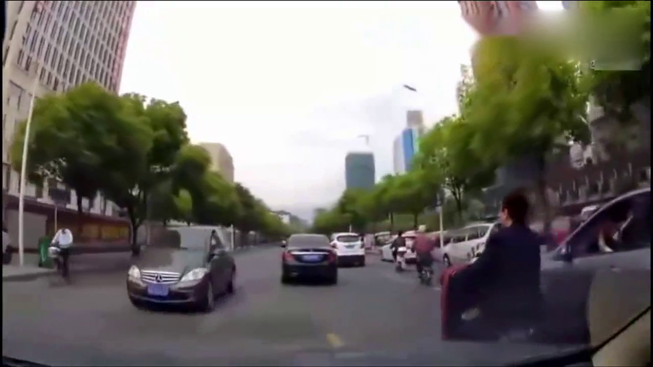 嚣张电动车在机动车道任意别车，惹怒老司机！