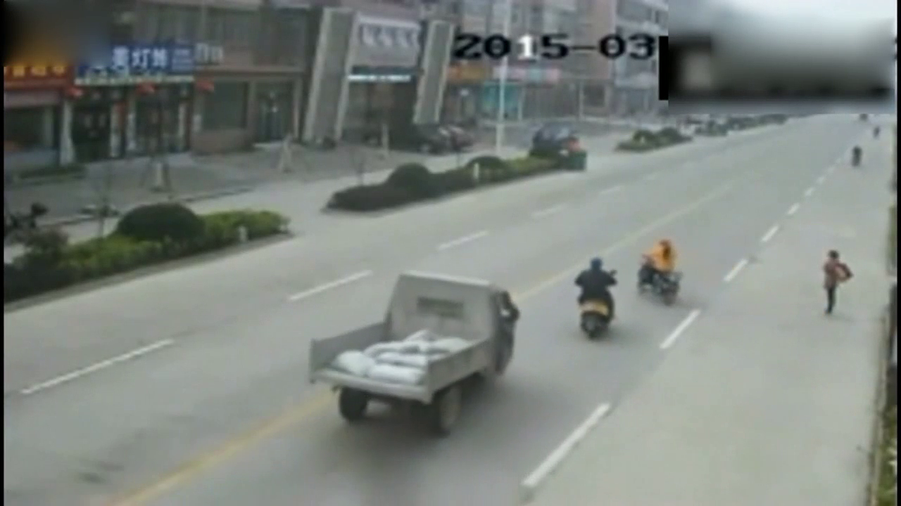 电动车女头也不回过马路，害人害己，监控拍下这恐怖的一幕！