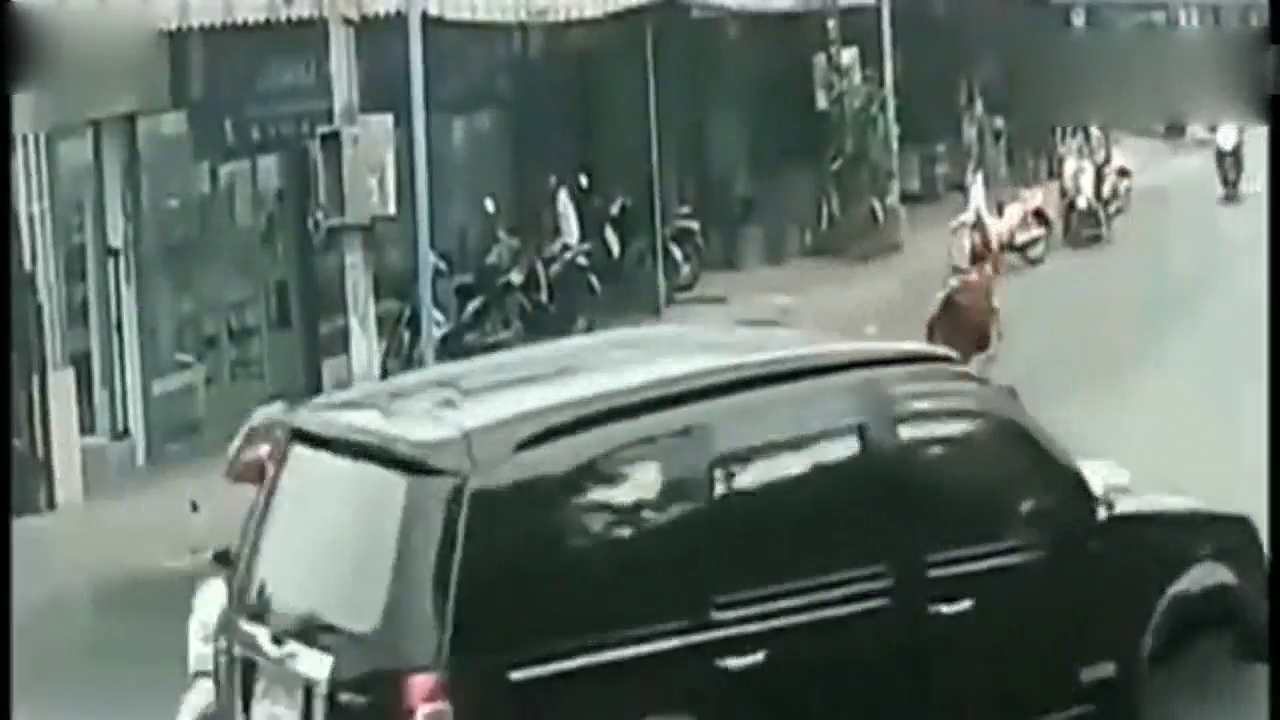 电动车女孩突然倒地不起，没想到更可怕的还在后面