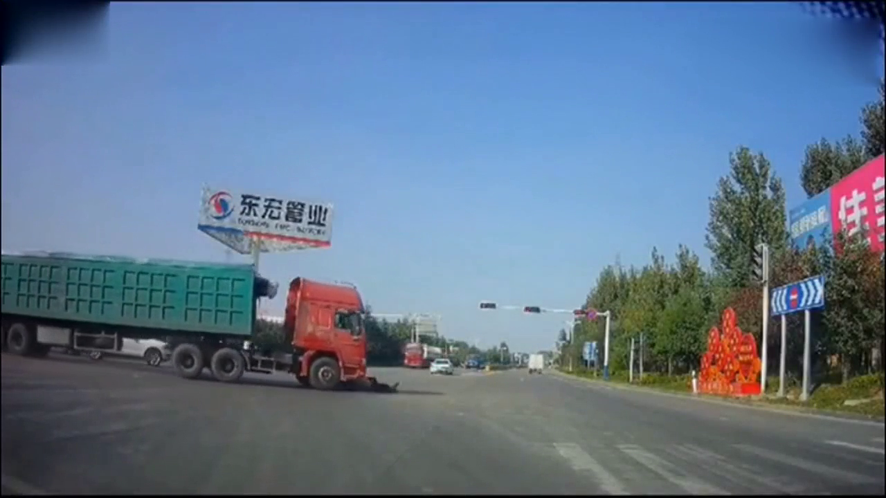 电动车眼看着闯红灯快成功了，大货车就来了个截杀，瞬间悲剧了