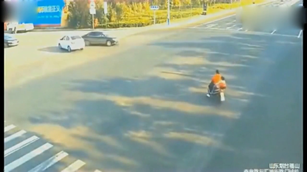 电动车母女冲到了马路中间，小轿车这是眼瞎吗，悲剧发生了