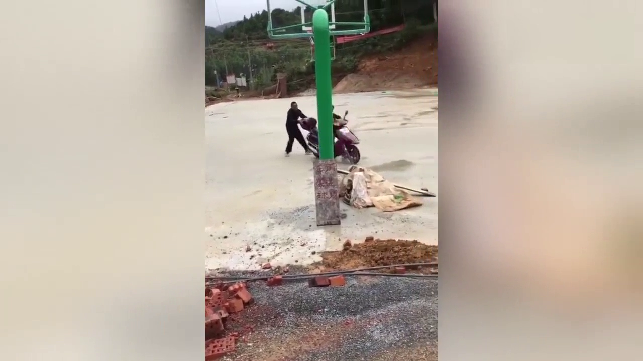 老婆学骑电动车，老公一松手直接就撞上了！哈哈