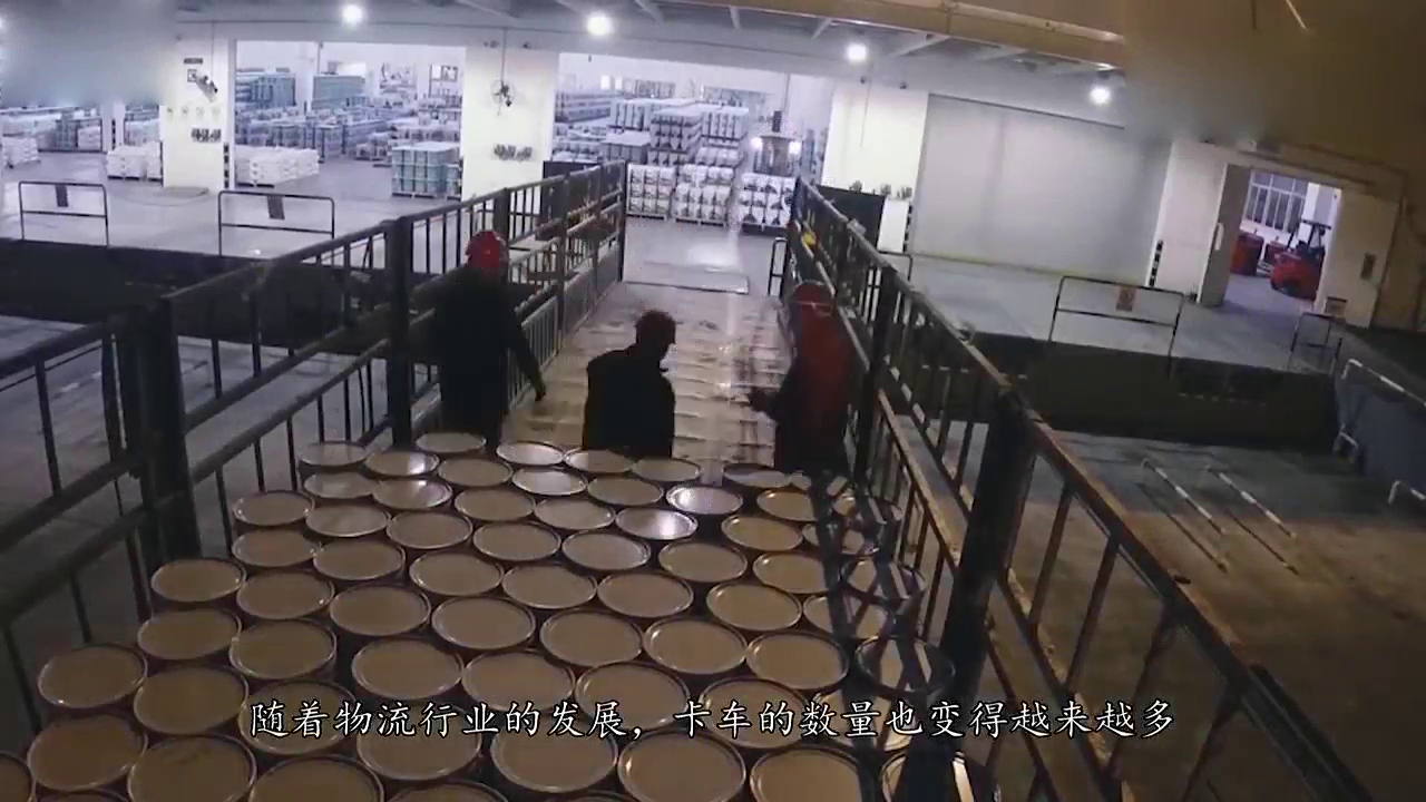 该车价值300万，能在车内漫步睡觉，卡车司机：做梦都想买一辆