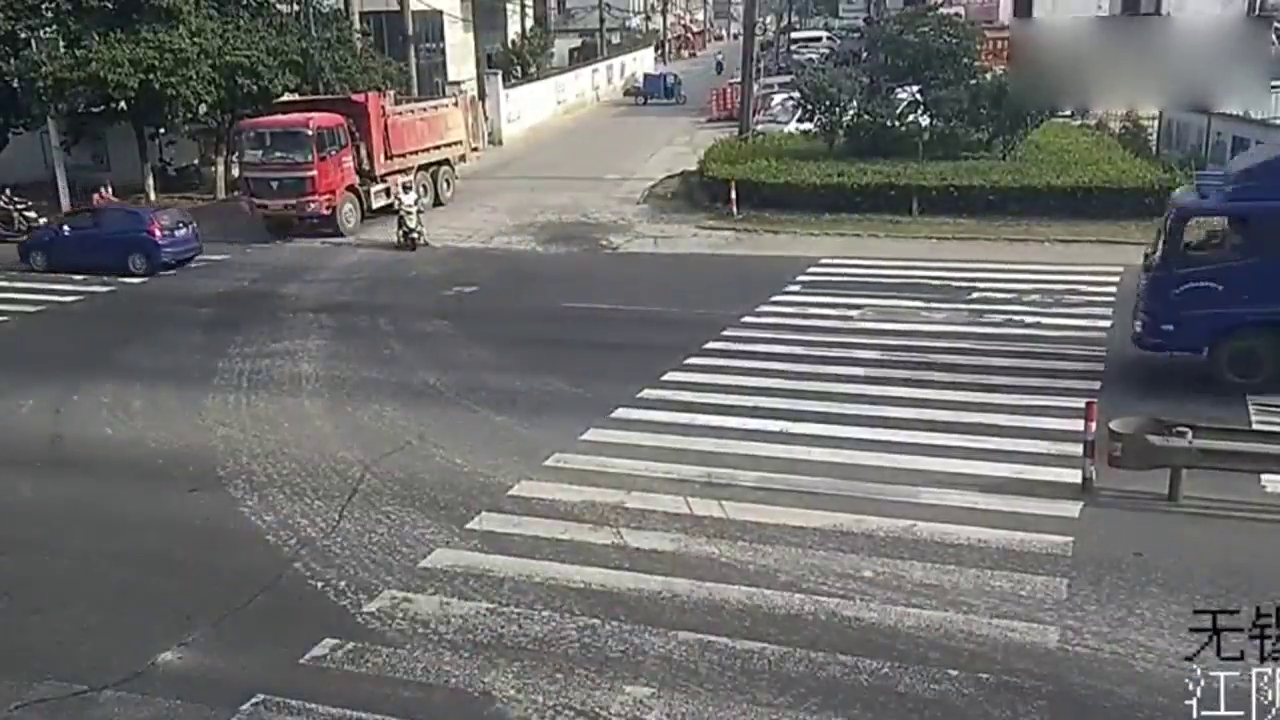 被大货车撞倒后，绝望的电动车司机被碾压了五秒