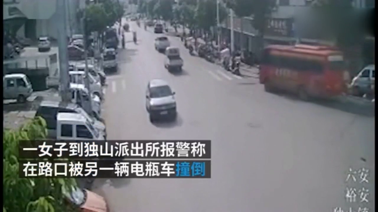 美女报警称自己被电动车撞倒，交警现场调取监控才得知真相不简单