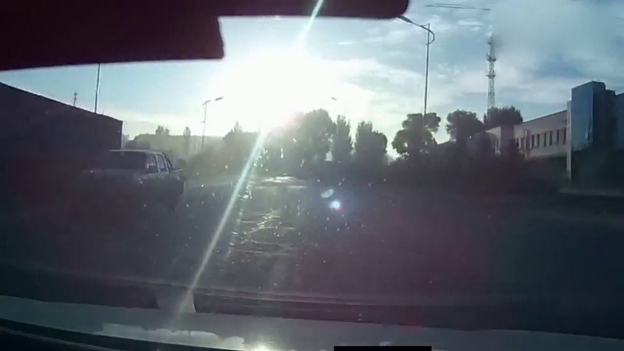 实拍电动车司机任性逆行，小车挡风玻璃上全是血