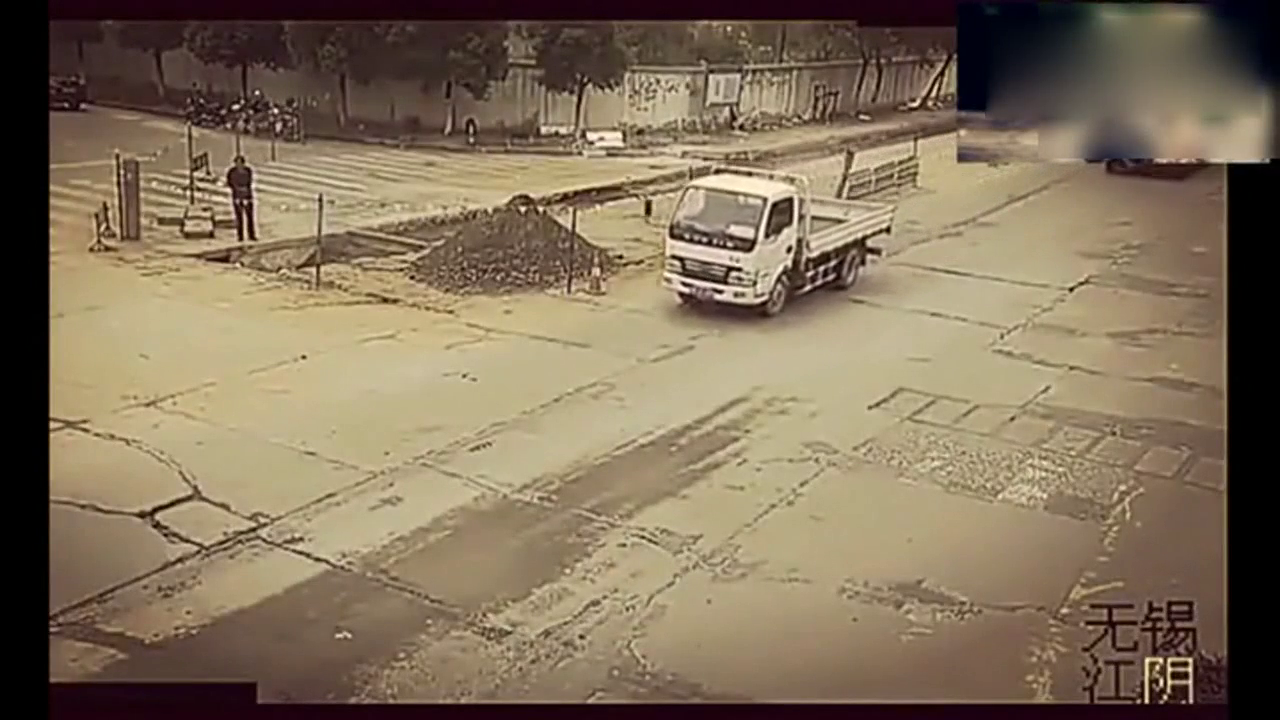 电动车男子遭遇货车碾压，接下来一幕万万没想到