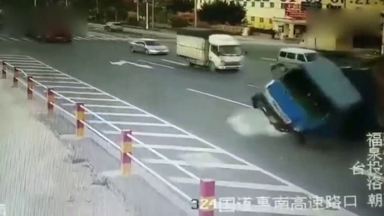 电动车女司机横穿马路被货车撞倒，更凄凉的事情还在后面