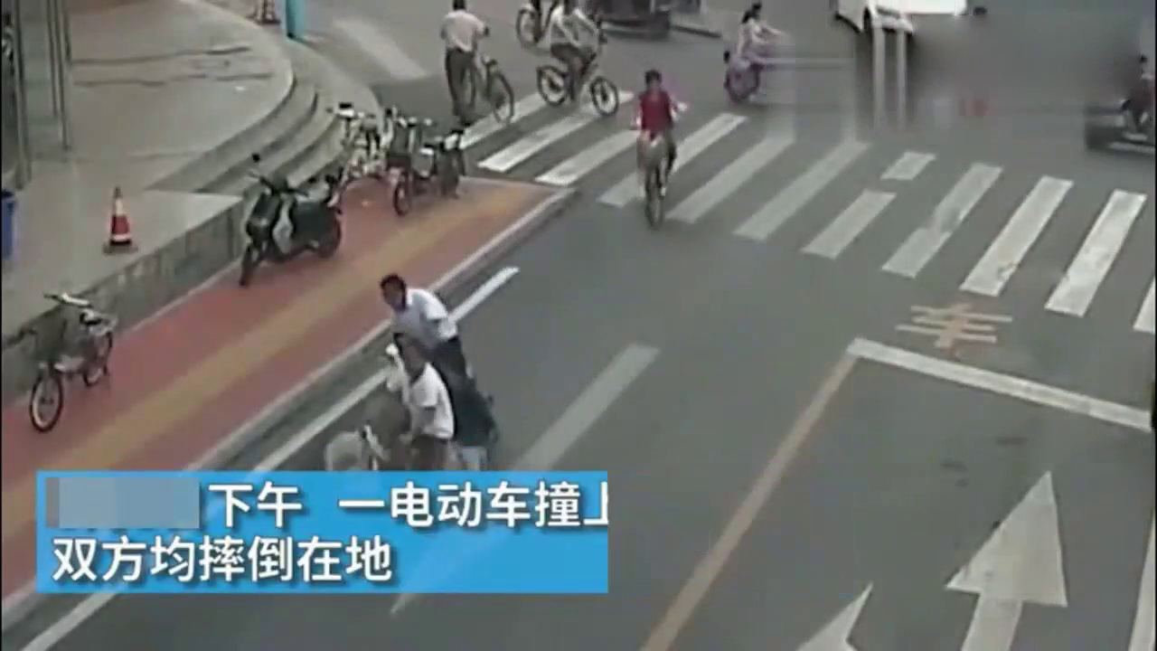 男子骑电动车撞倒自行车小伙，接下来一幕更让人气愤