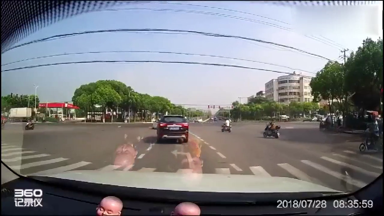 电动车闯红灯，就差几厘米就葬送车轮下了