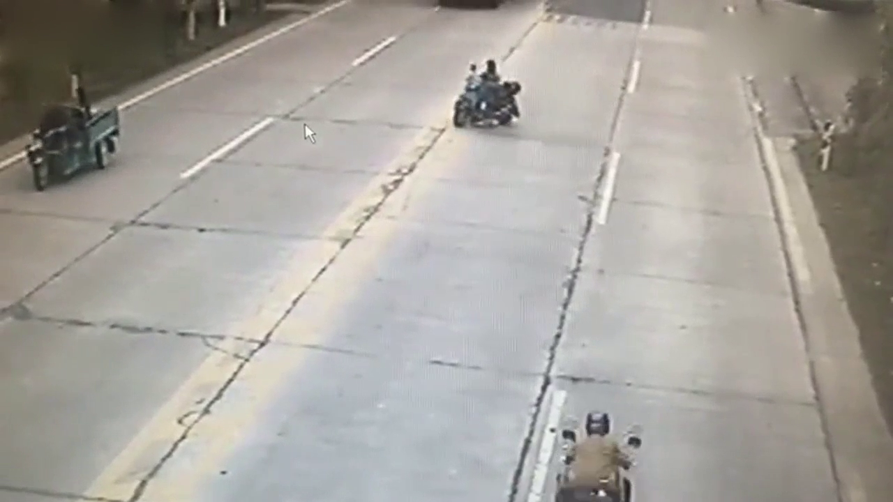 电动车老人惹谁不好，偏偏惹一辆满载的大货车