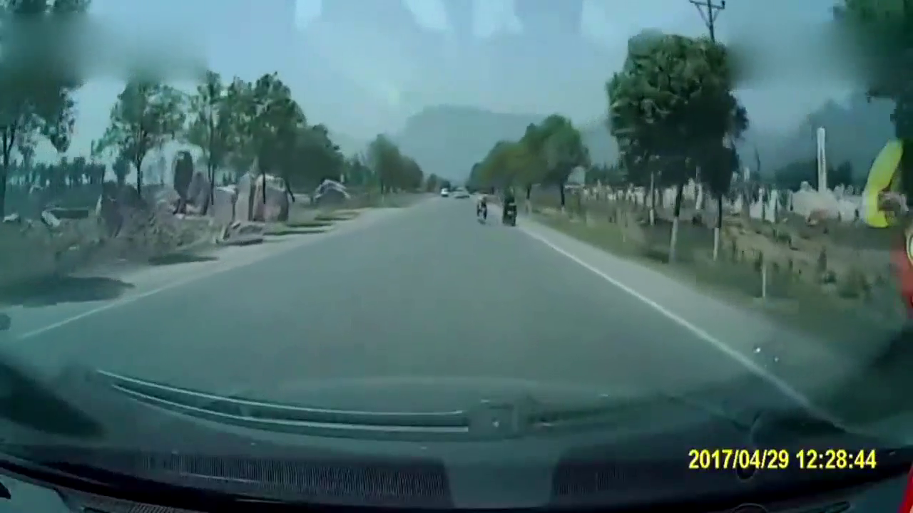 电动车大妈不看后车，公路直接横穿！车主一个举动，却被判全责