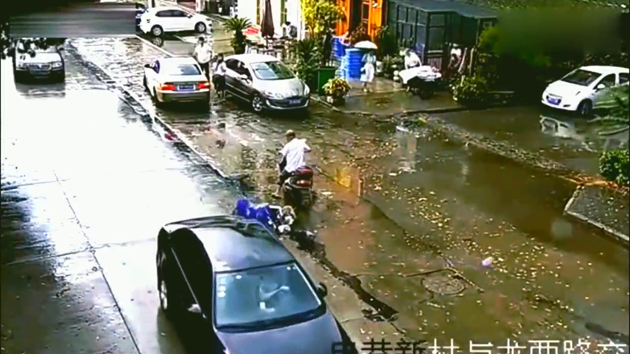 电动车男子为什么突然刹车