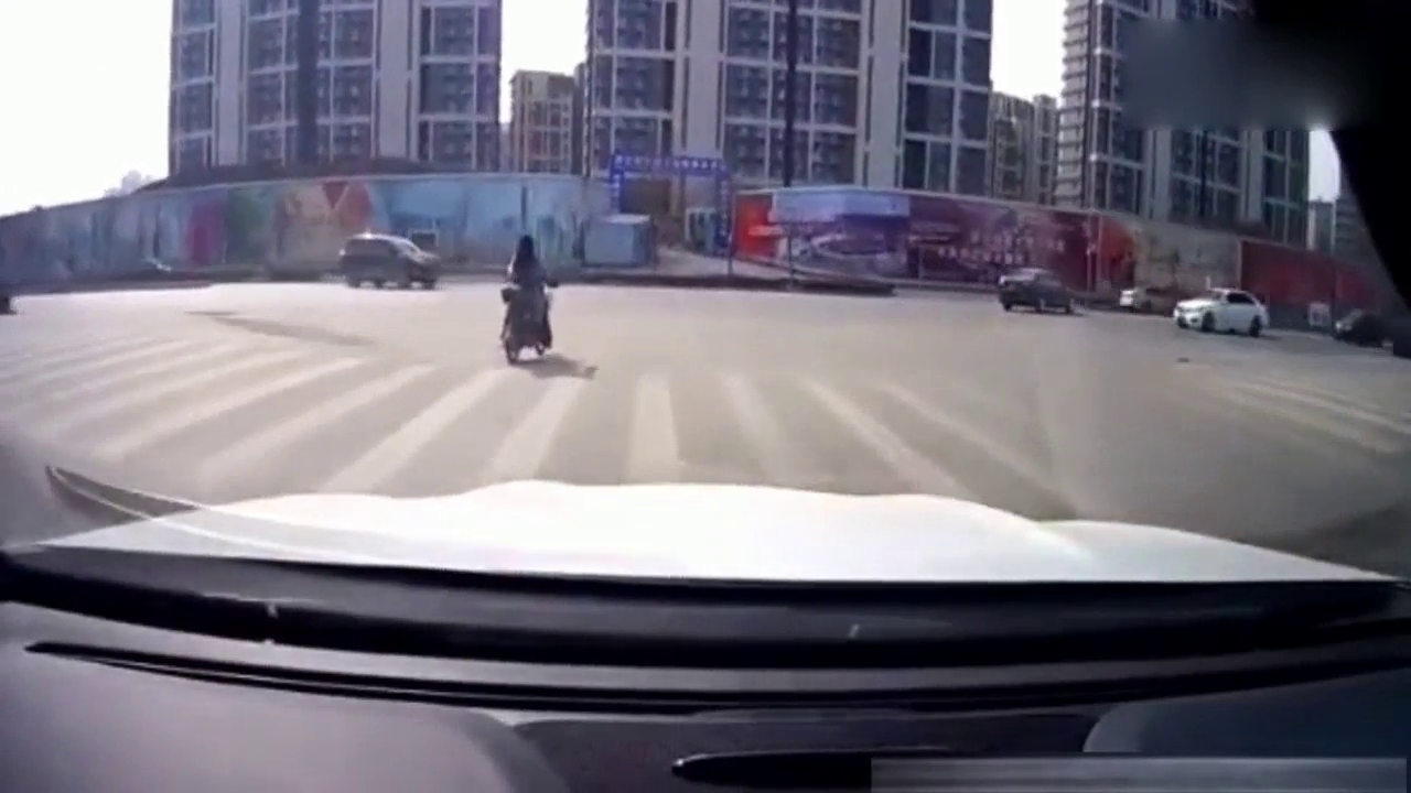 男子开车打电话，电动车妹子都停下了，他却看着往上撞