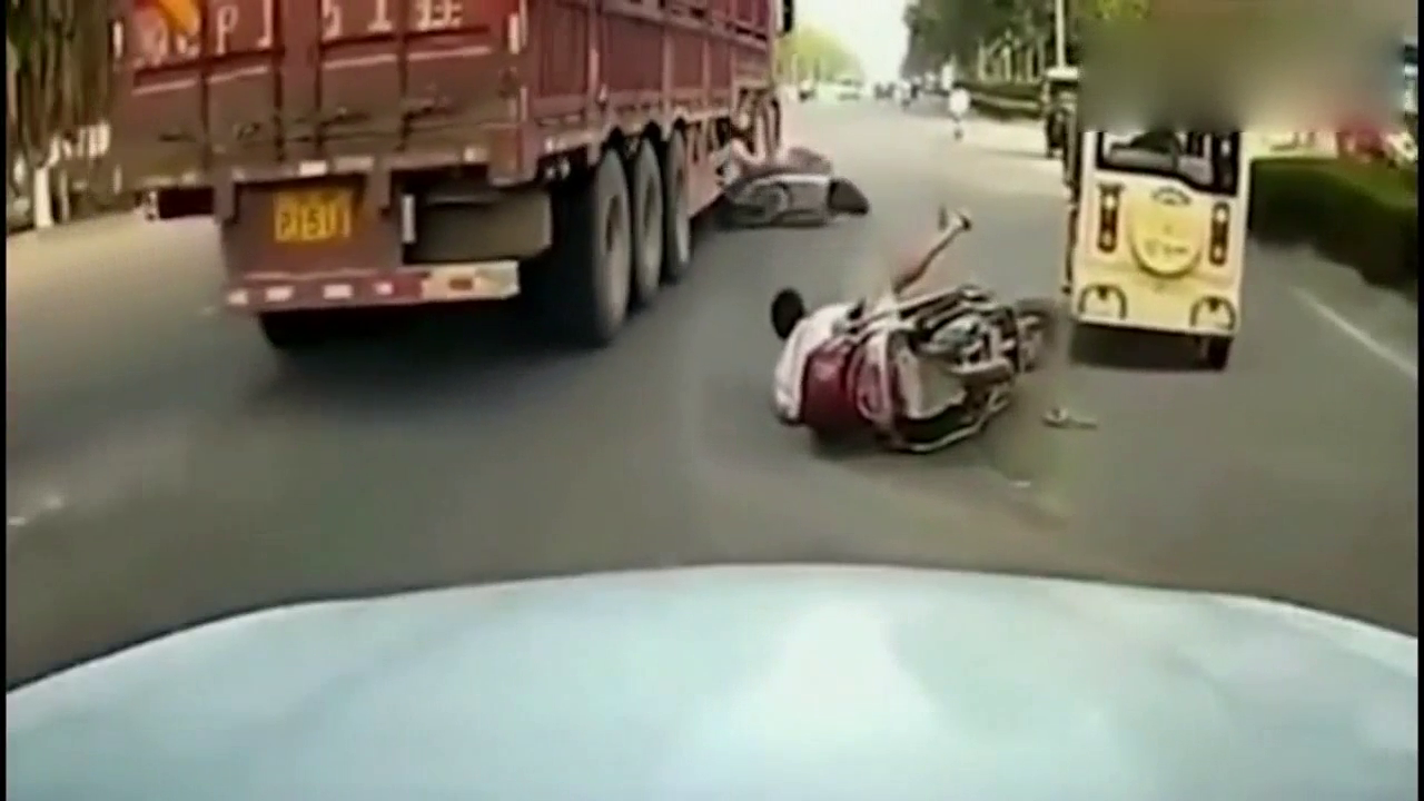 三辆电动车作死行为，害惨大货车司机，交警查看监控彻底愤怒