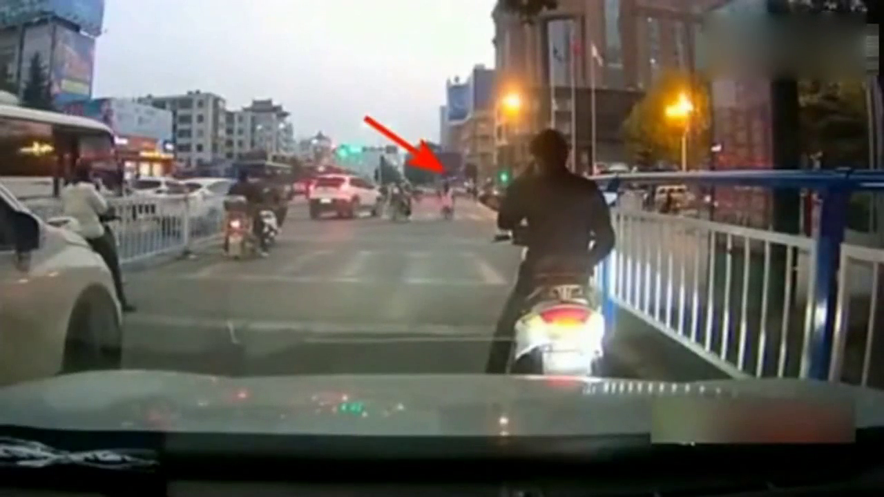 电动车男子占道还那么嚣张，接下来被揍惨了
