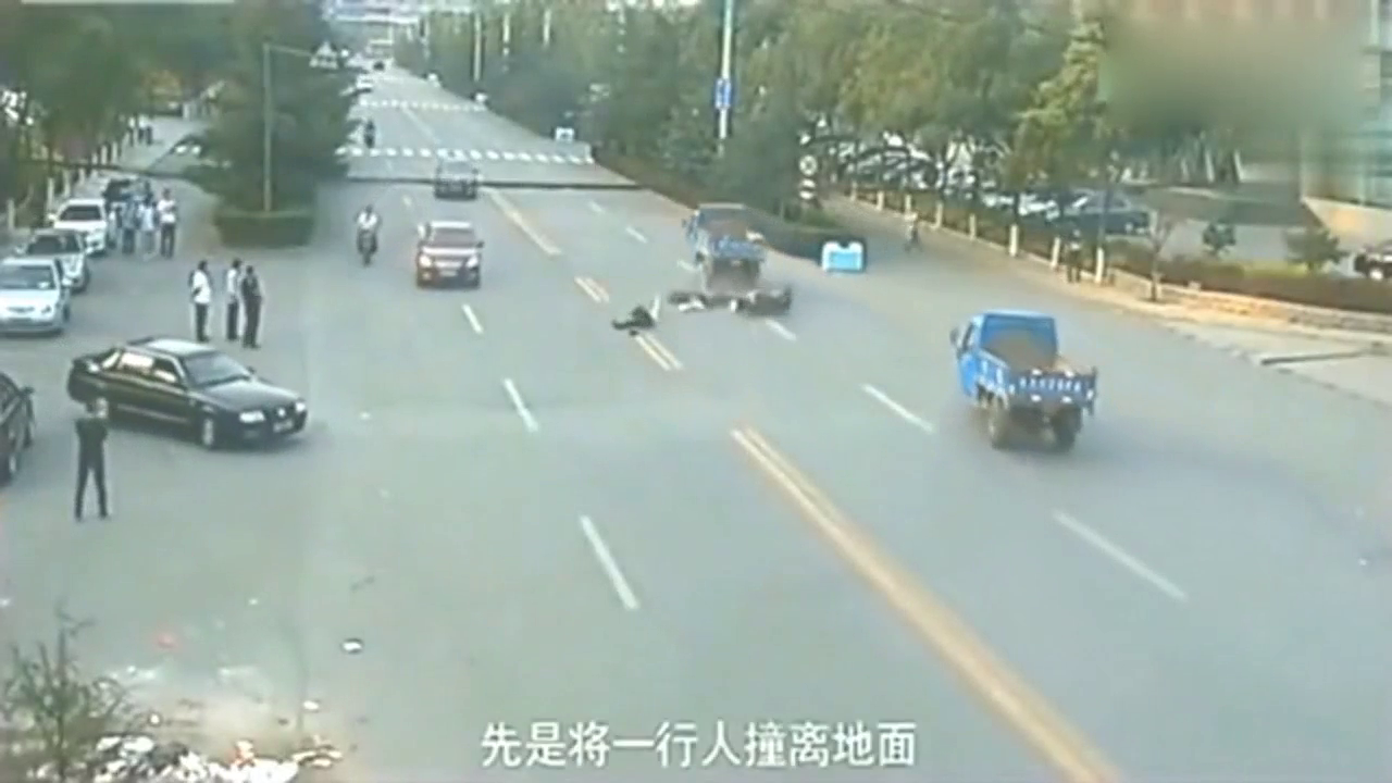 电动车男子卷入三轮车地，调取监控后，才知道有多可恨