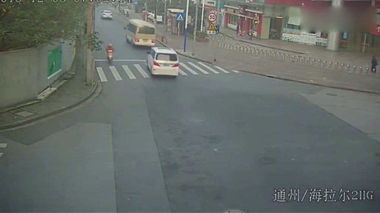 电动车司机没有丝毫的犹豫，闯红灯被轿车赚翻