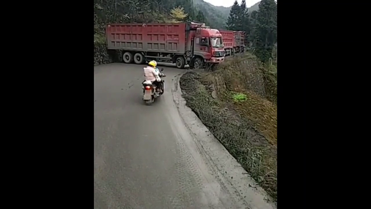 电动车都急坏了，货车就这样子堵在路中间