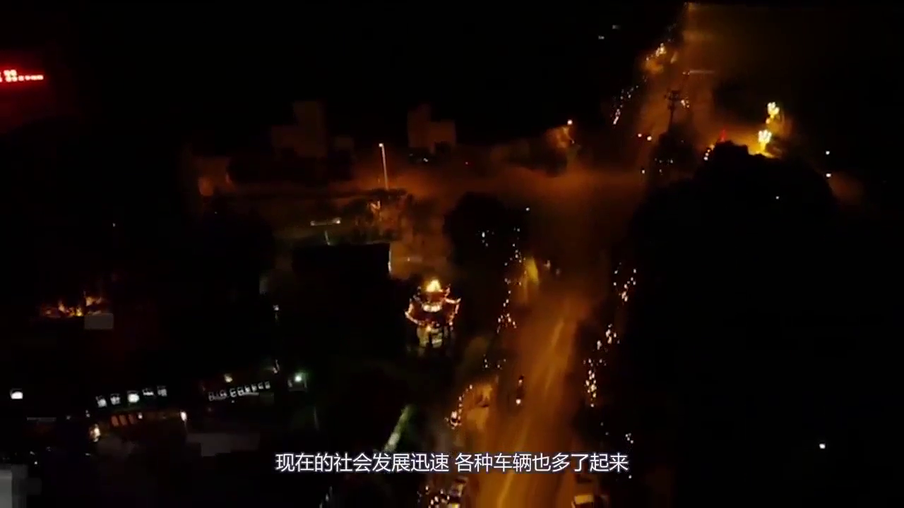 电动车闯红灯丝毫没有减速的意思，轿车发现时，刹车已经来不及！