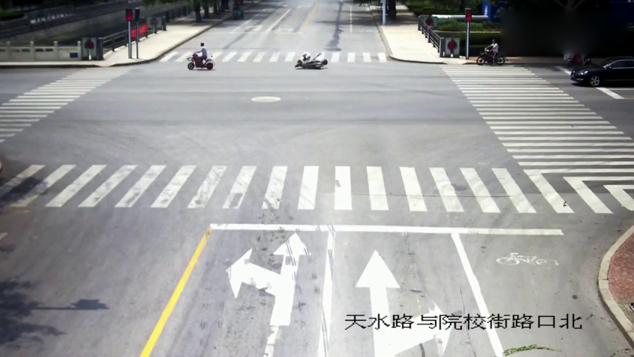 电动车闯红灯被女司机撞开3米，更可气的一幕还在后面