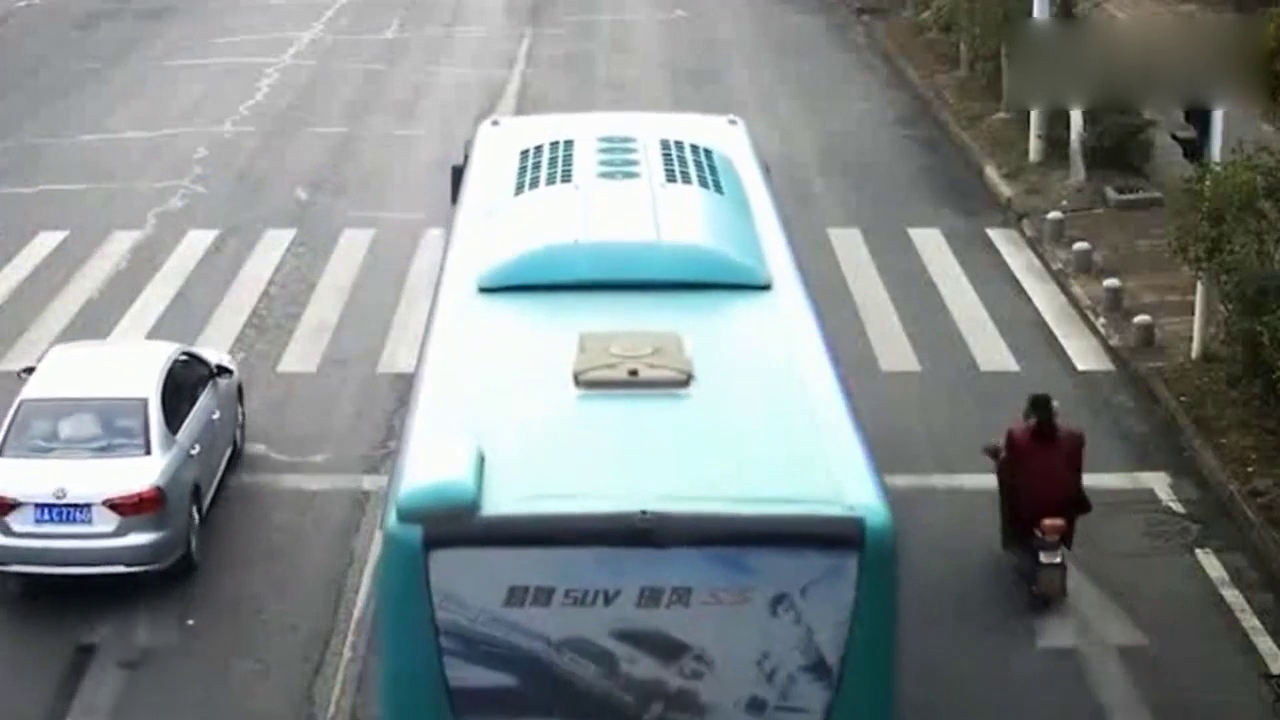 电动车女司机遇到鬼探头，在斑马线上把5岁小孩撞飞数十米