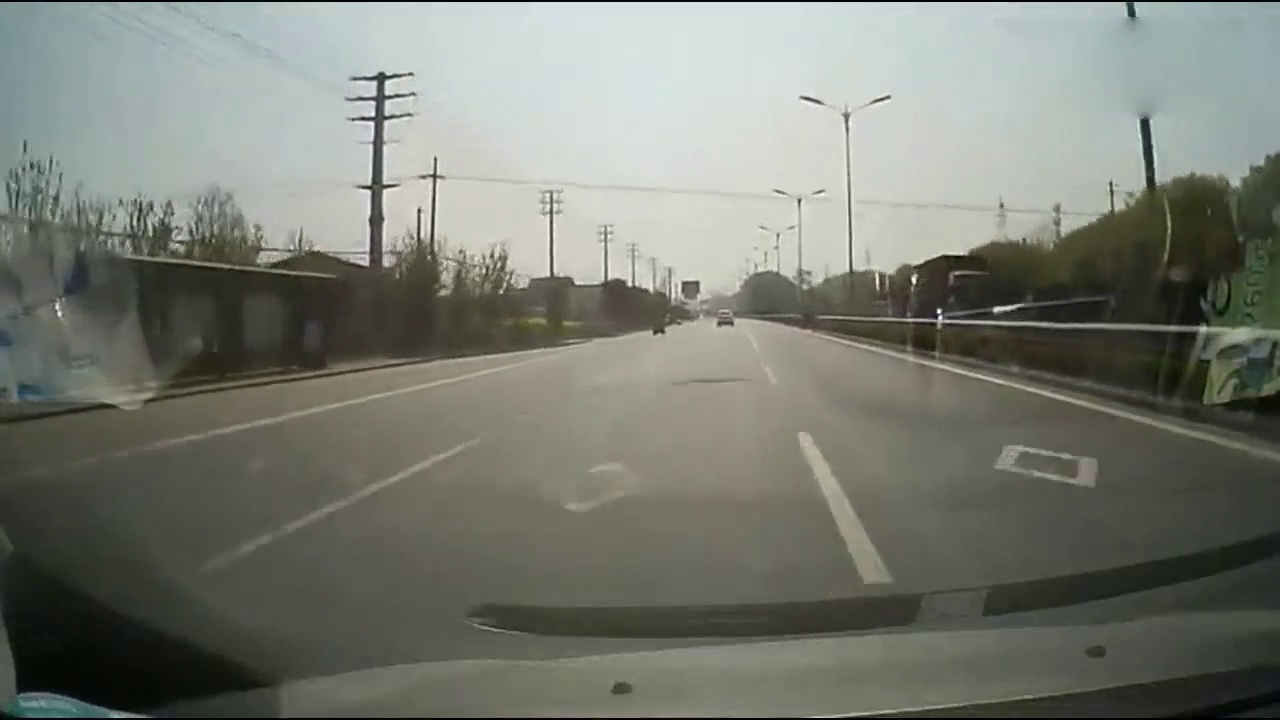 电动车男子不讲理变道，小车司机一脚油门教他做人！