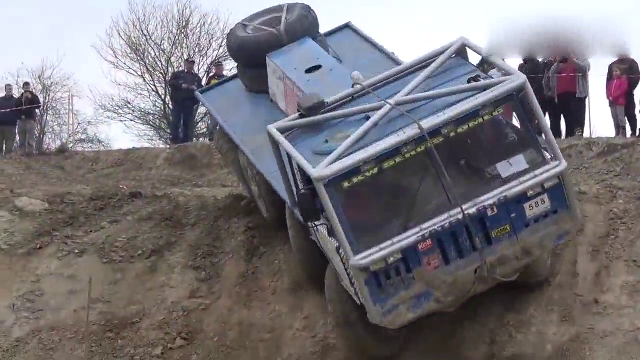 太拖拉卡车玩越野比赛，这性能不去拉货可惜了