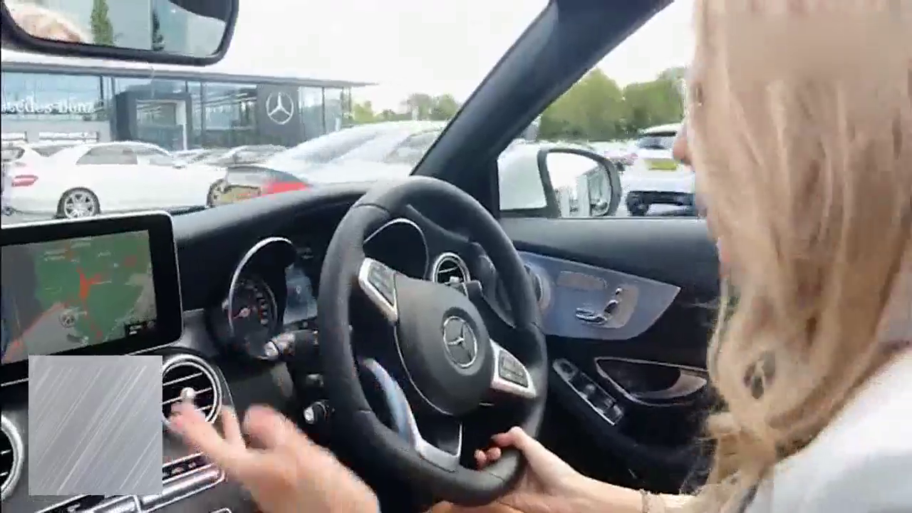 美女销售试驾奔驰跑车，倒车入库的那一刻才感受到了高科技！