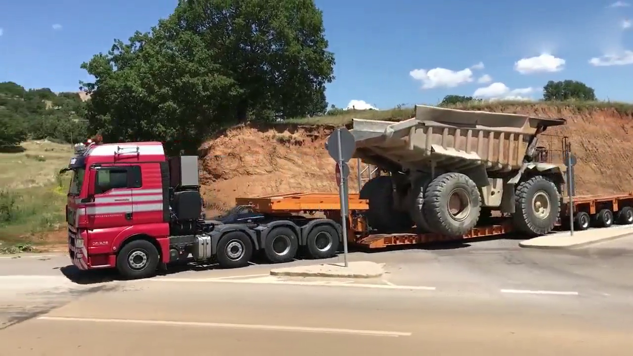 运输重型机械，最常见的就是曼TGX运输卡车