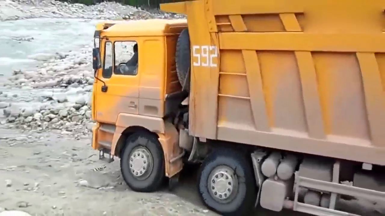 轻松无压力 实拍前四后八大卡车过河