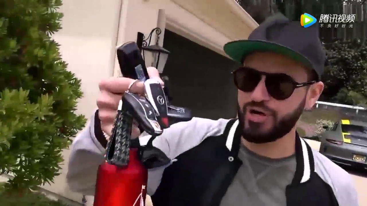 一大栋别墅，一串跑车钥匙，一车库的豪车，真是有钱人