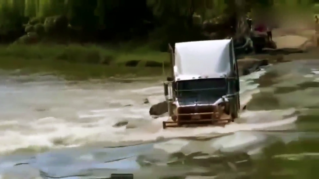 “擎天柱”原型大卡车就是牛！分分钟横过大水坝！