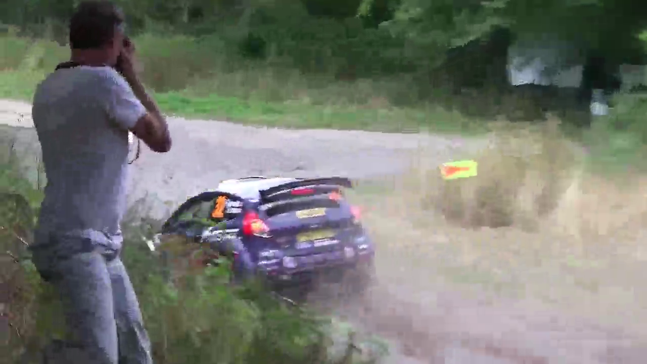 WRC要命弯道，福特：我先给你做个示范，后车：没看清