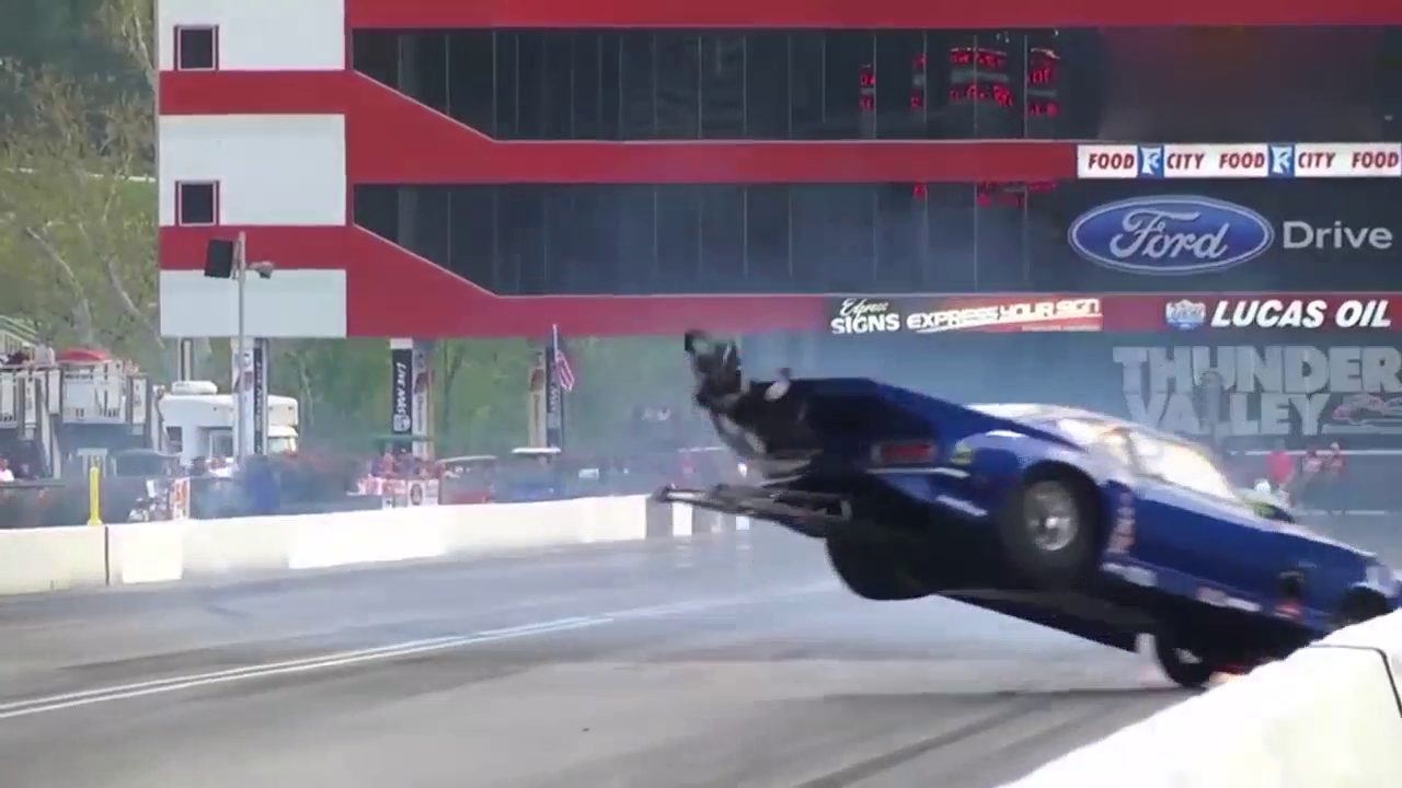 21岁美女车手开2000匹马力跑车比赛翻车，旁边摄影师亮了！