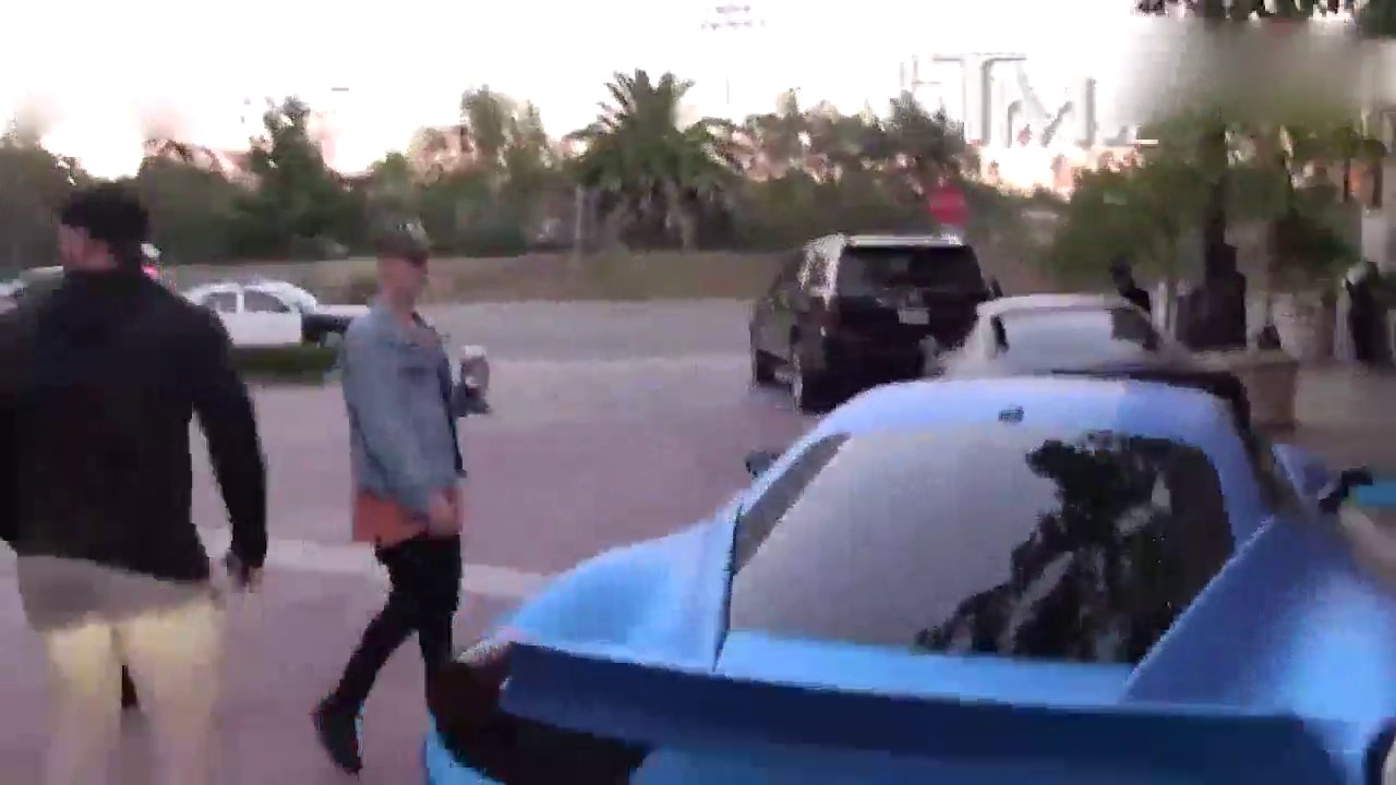 3000万法拉利跑车司机上车的瞬间，所有人的眼光都被吸引了！