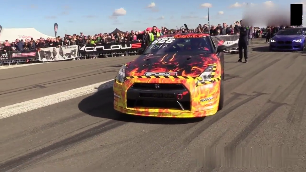 日产GTR跑车霸气外观，一脚油门下去提速也太快了！