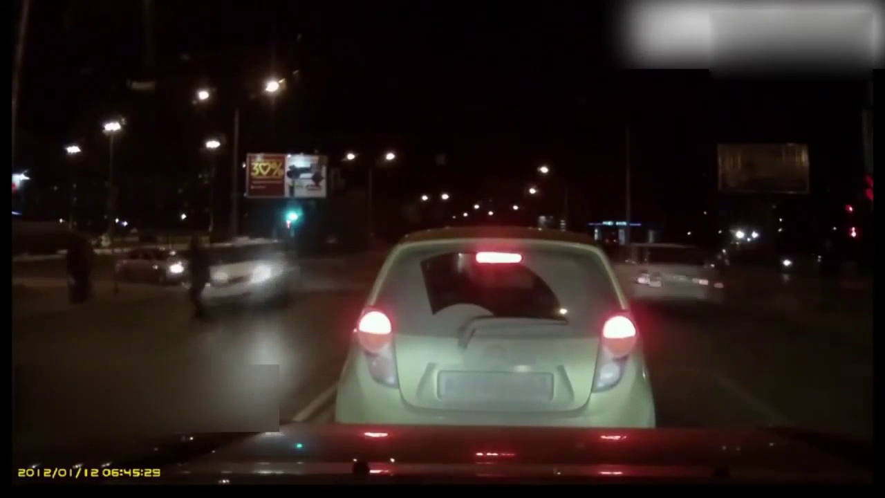 深夜黑衣男子闯红灯被出租车撞飞，男子性命不保