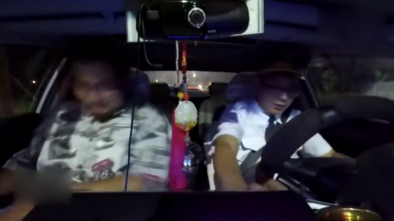 深夜马路忽现KTV出租车 坐车K歌太爽