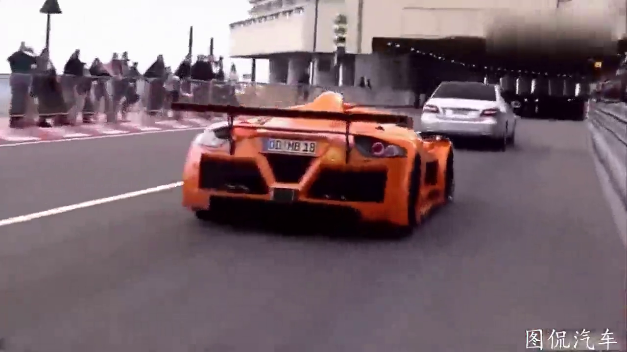 罕见超级跑车阿波罗太阳神，出现街头迎来众多狗仔队的围观