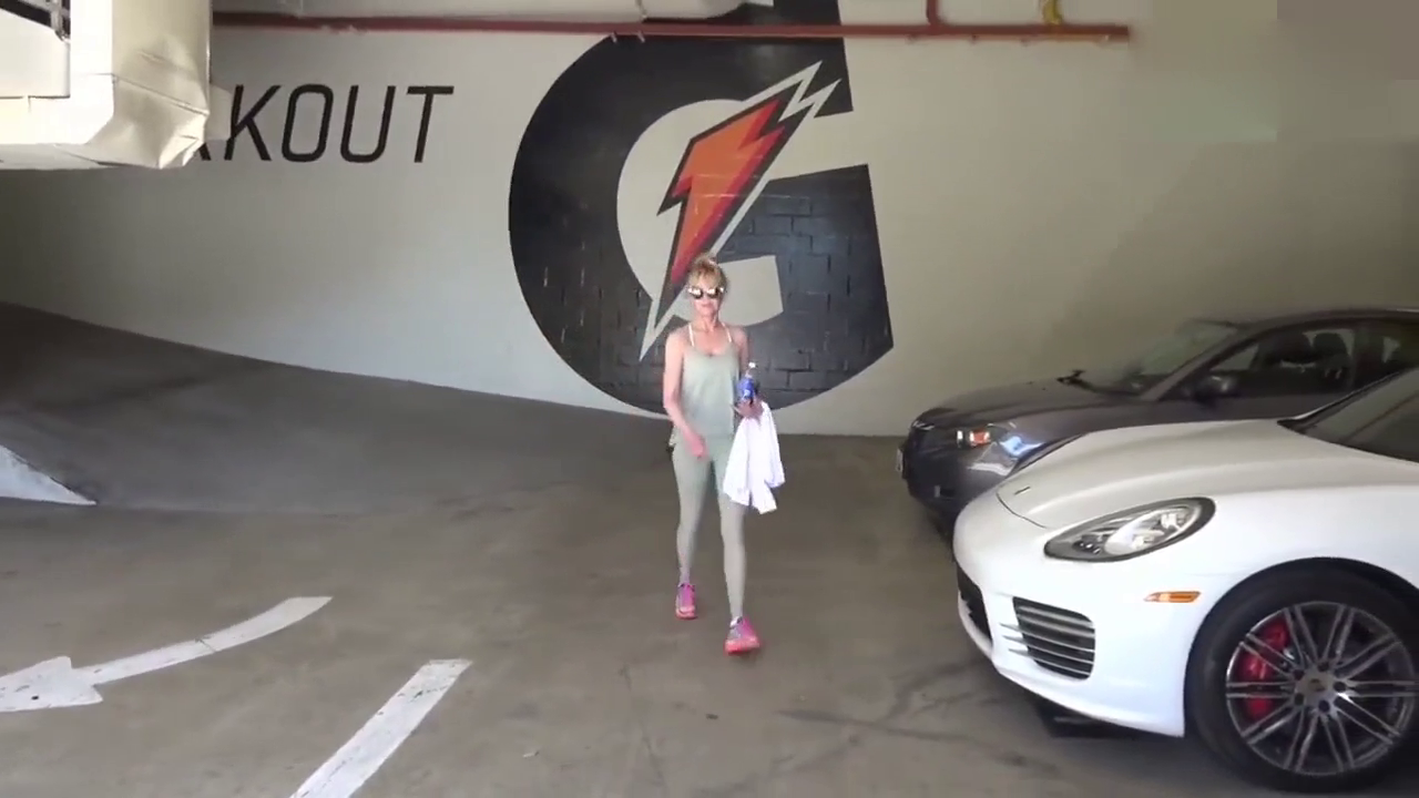 美女从健身房出来后启动跑车的一瞬间，我就彻底被吸引了！