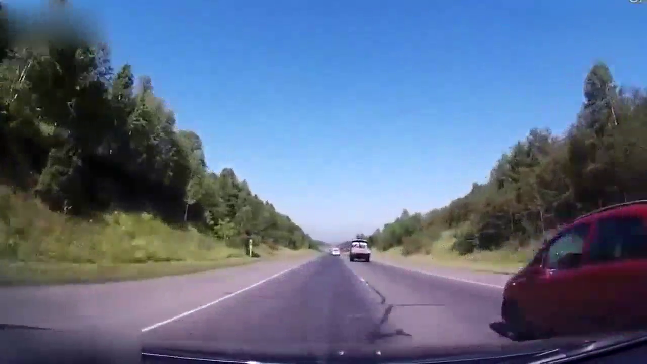 实拍越野车乱变道直接顶翻大卡车，这样的开法真是遭人骂