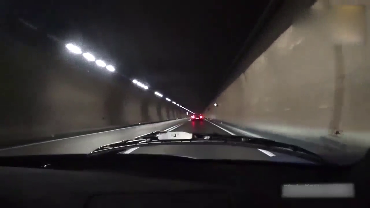 小伙路上偶遇保时捷跑车，自己座驾亮了，网友：你的车更豪