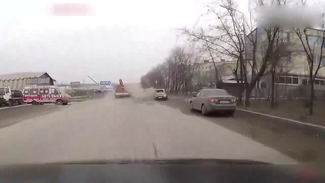 实拍路边小车突然启动，被后面的大卡车猛怼