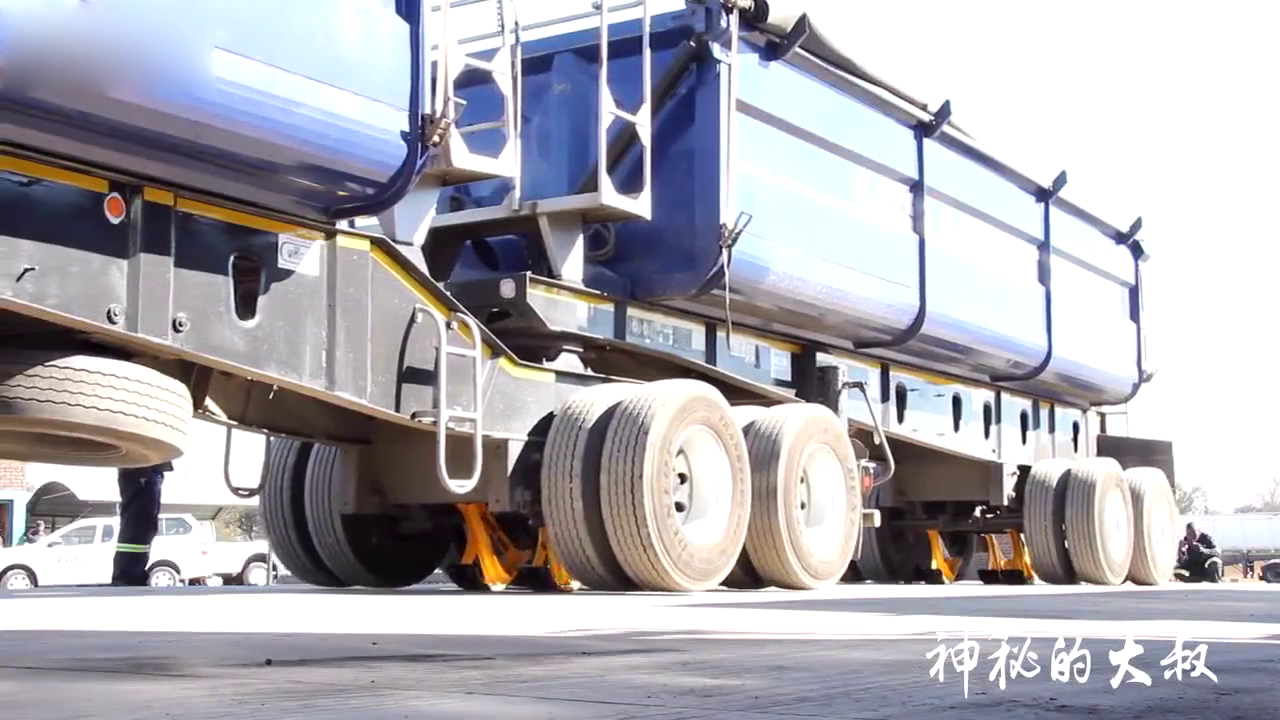 实拍：不用千斤顶，老师傅是如何将卡车抬升起来的