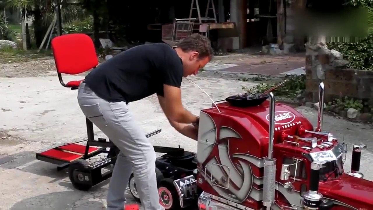 小伙驾驶最小燃油卡车出门遛弯, 太会玩了