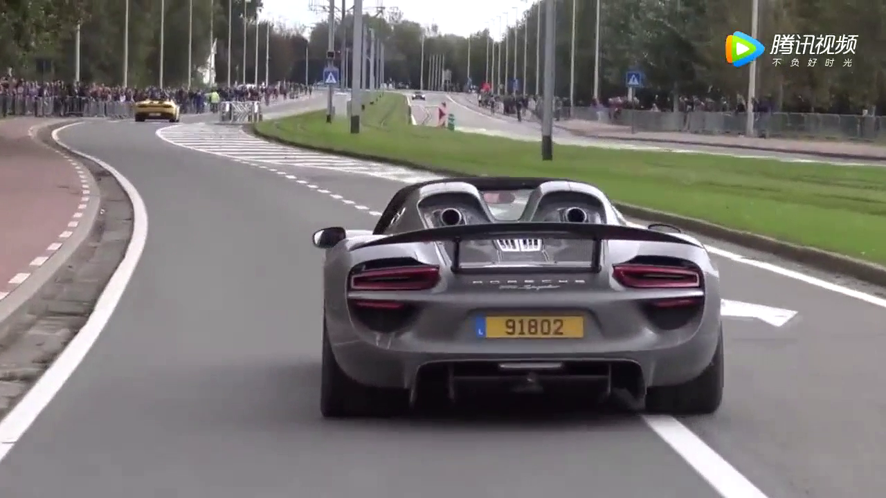 做这样豪华的敞蓬跑车真是有种飞起的感觉