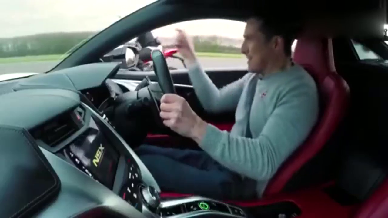 超级跑车太高估自己的实力，结果被本田摩托车实力打脸！