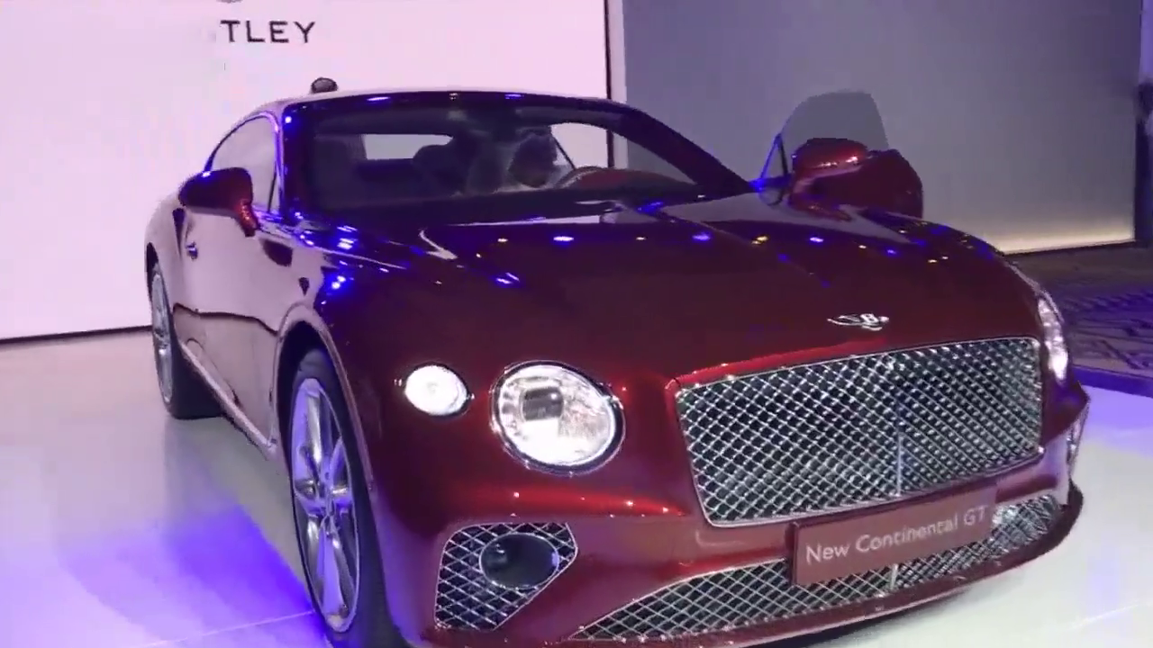 按下2018款宾利跑车车钥匙，液晶屏幕翻转那一刻才是霸气的开始